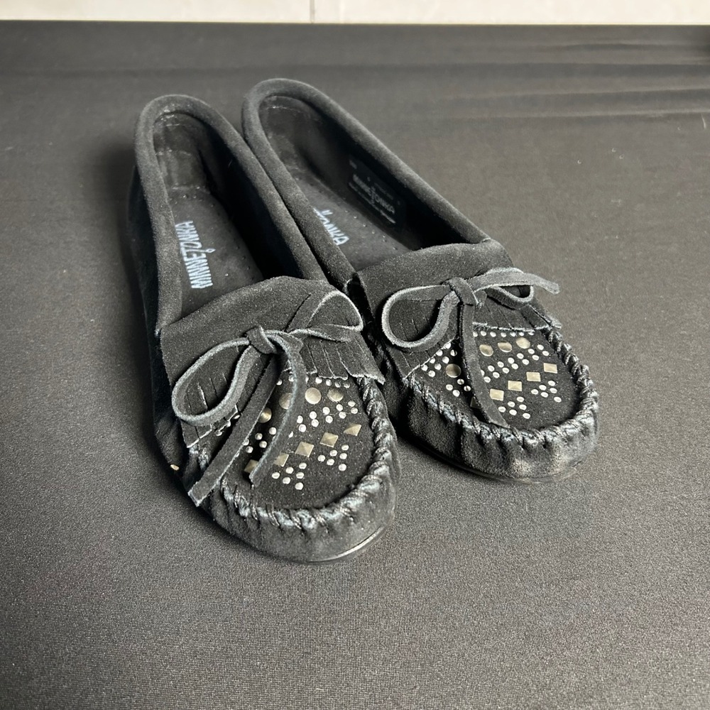 Women's Size 6 Black Suede Minnetonka Kilty Silver Stud Moccasins‎ Flats